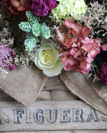 Caja palé de madera con flor seca y preservada