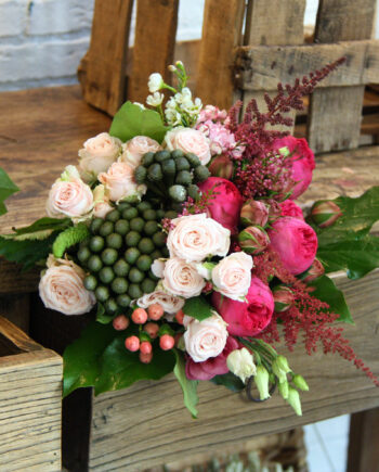 Ramo de novia con rosas mini, hipericum y brunia