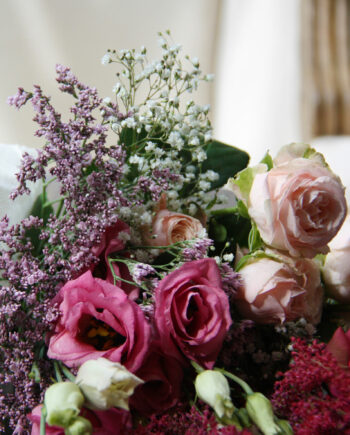 Ramo de novia de rosas mini, paniculata y limonium