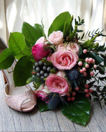 Ramo de novia con rosas, eucalipto y verdes africanos