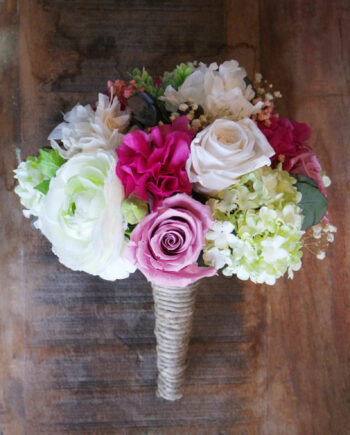 Ramo de novia con rosas y hortensias preservadas
