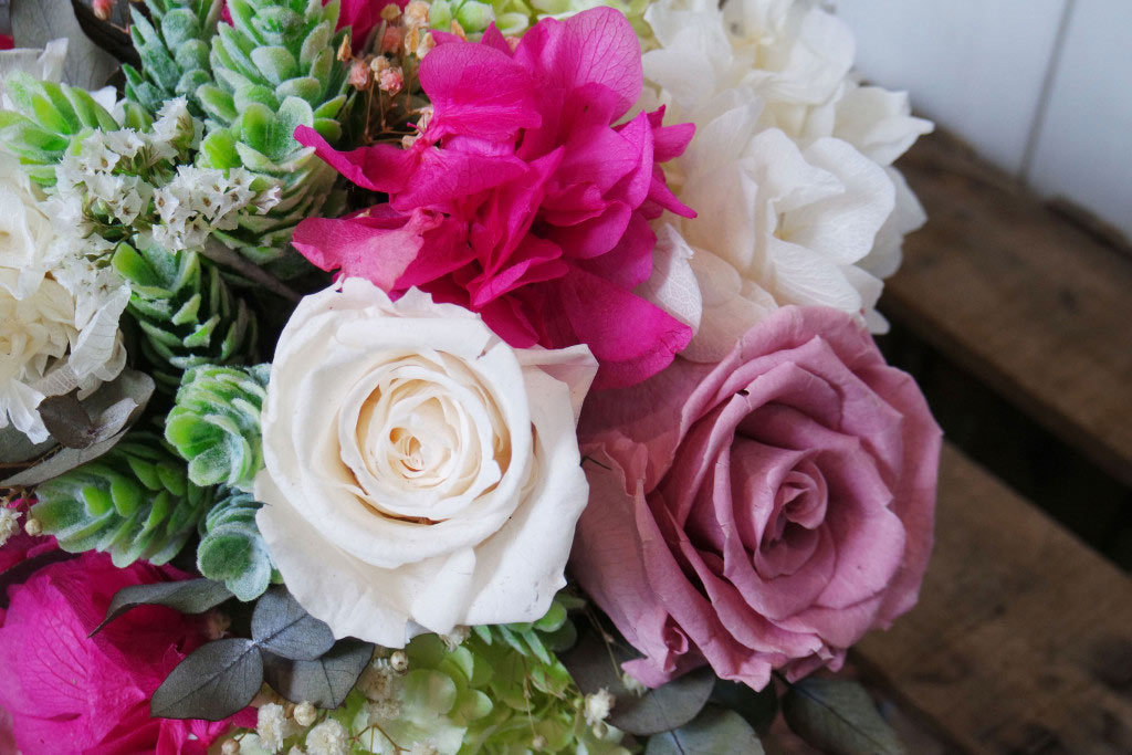 Ramo de novia con rosas y hortensias preservadas