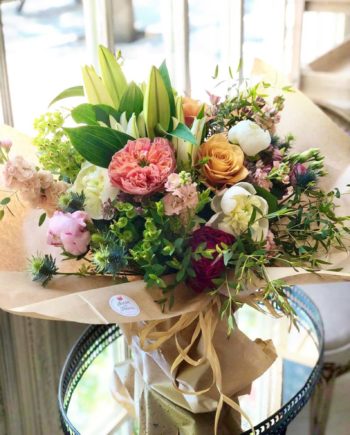 Ramo de rosas de jardín, peonías, lilium y verdes variados