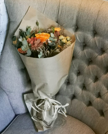 Ramo de secos en tonos otoñales y flores de tela