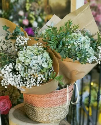 Ramo de hortensia seca con verdes variados