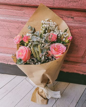 Ramo de rosas de tela con verdes, espiga y paniculata