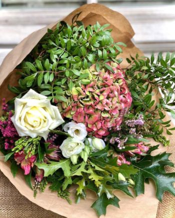 Ramo de hortensia fresca, rosas y verdes variados