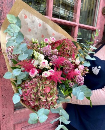Ramo de rosas, hortensias y astilbe