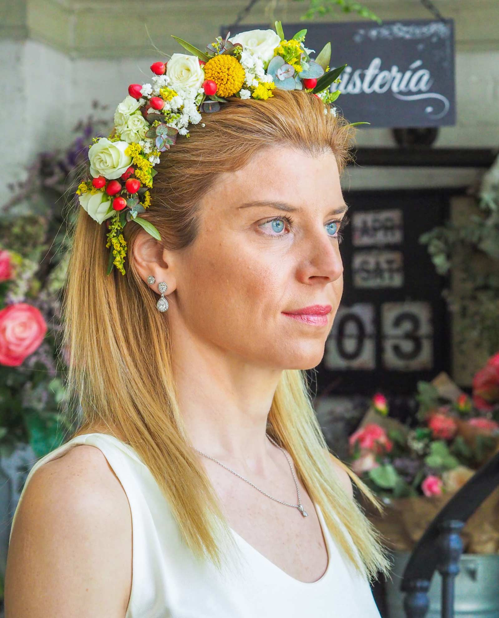 Diadema de flores naturales variadas