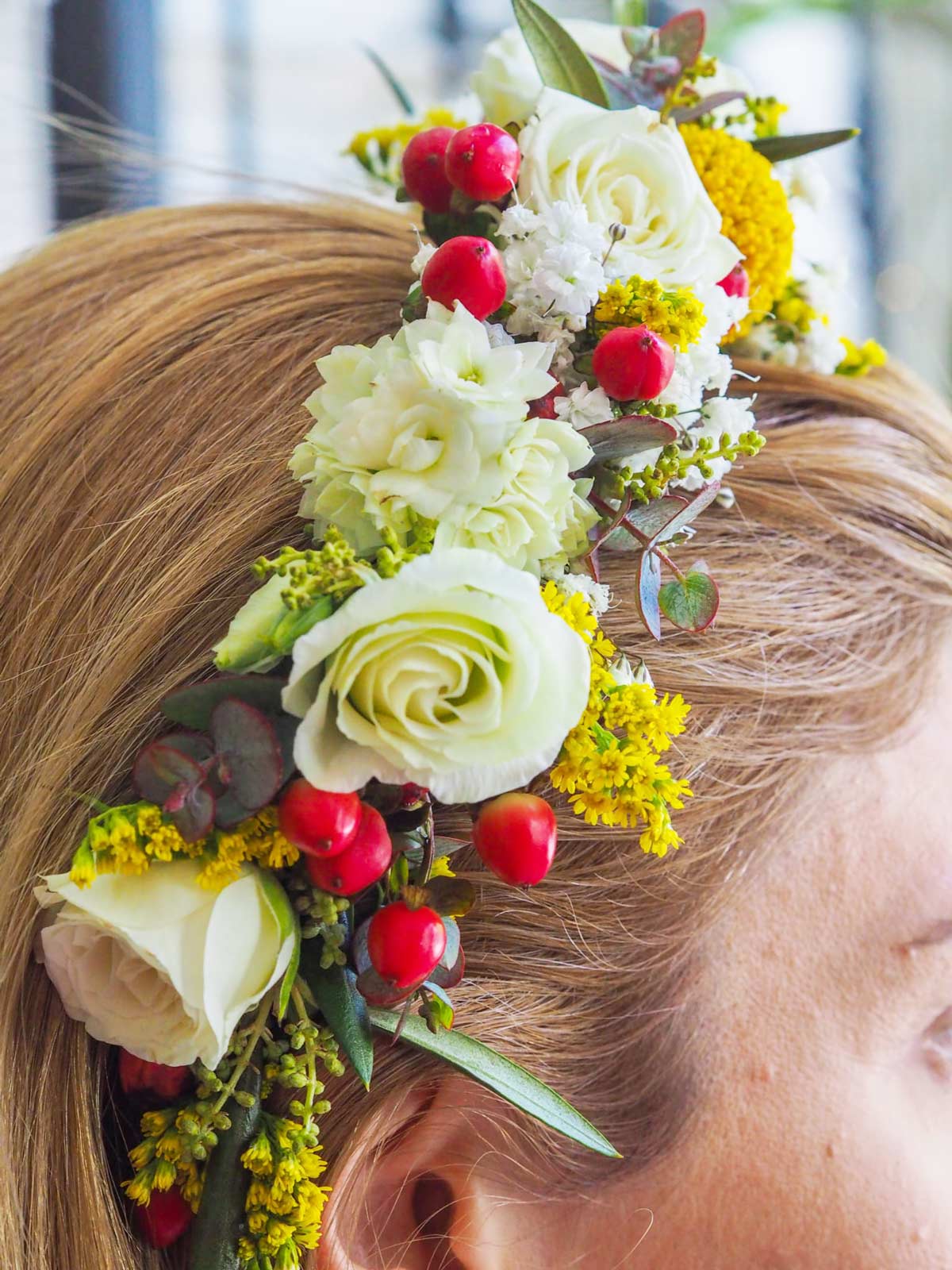 Diadema de flores naturales variadas