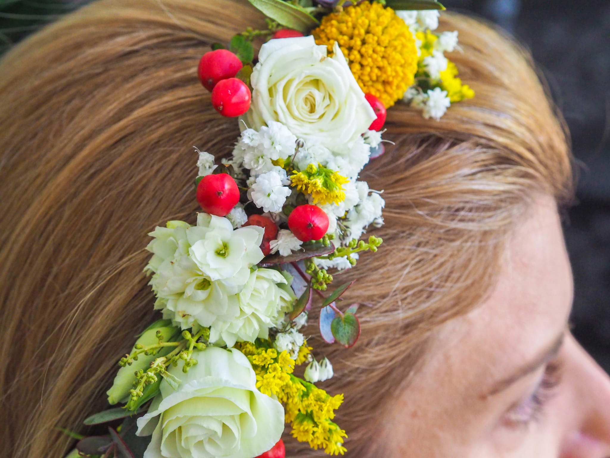 Diadema de flores naturales variadas