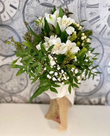 Ramo de flores en tonos blancos
