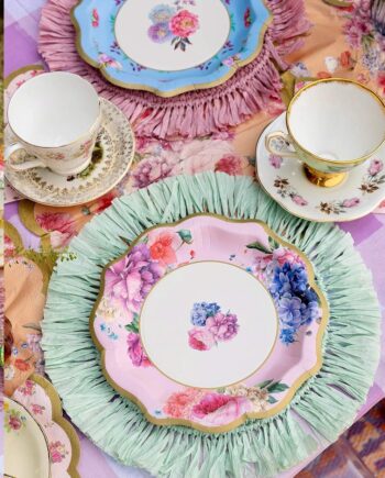 Platos de cartón grandes con detalles florales