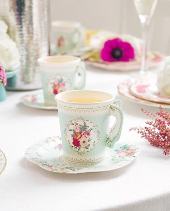 Tazas de papel con plato con flores