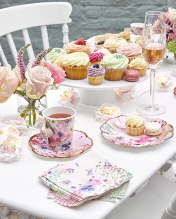 Tazas de papel con plato y diseños florales