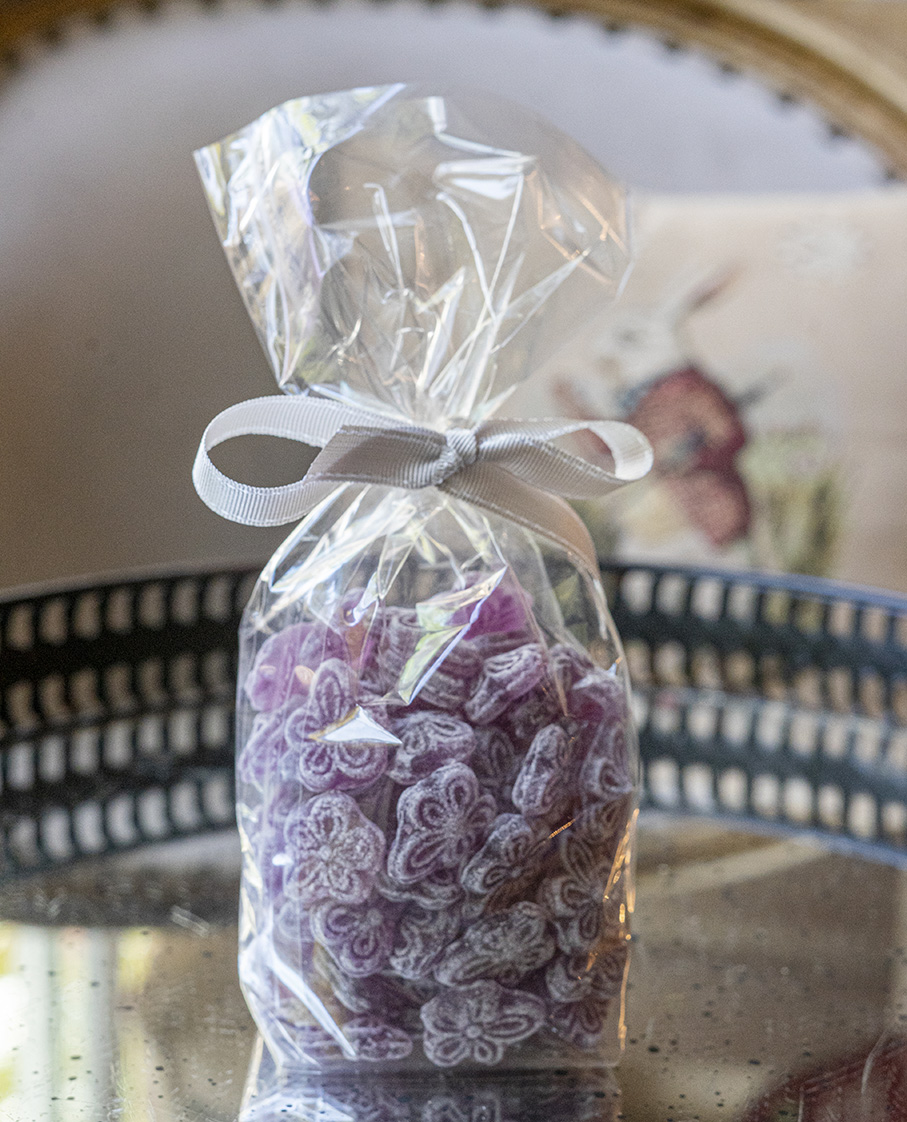 Cesta té, violetas y flores
