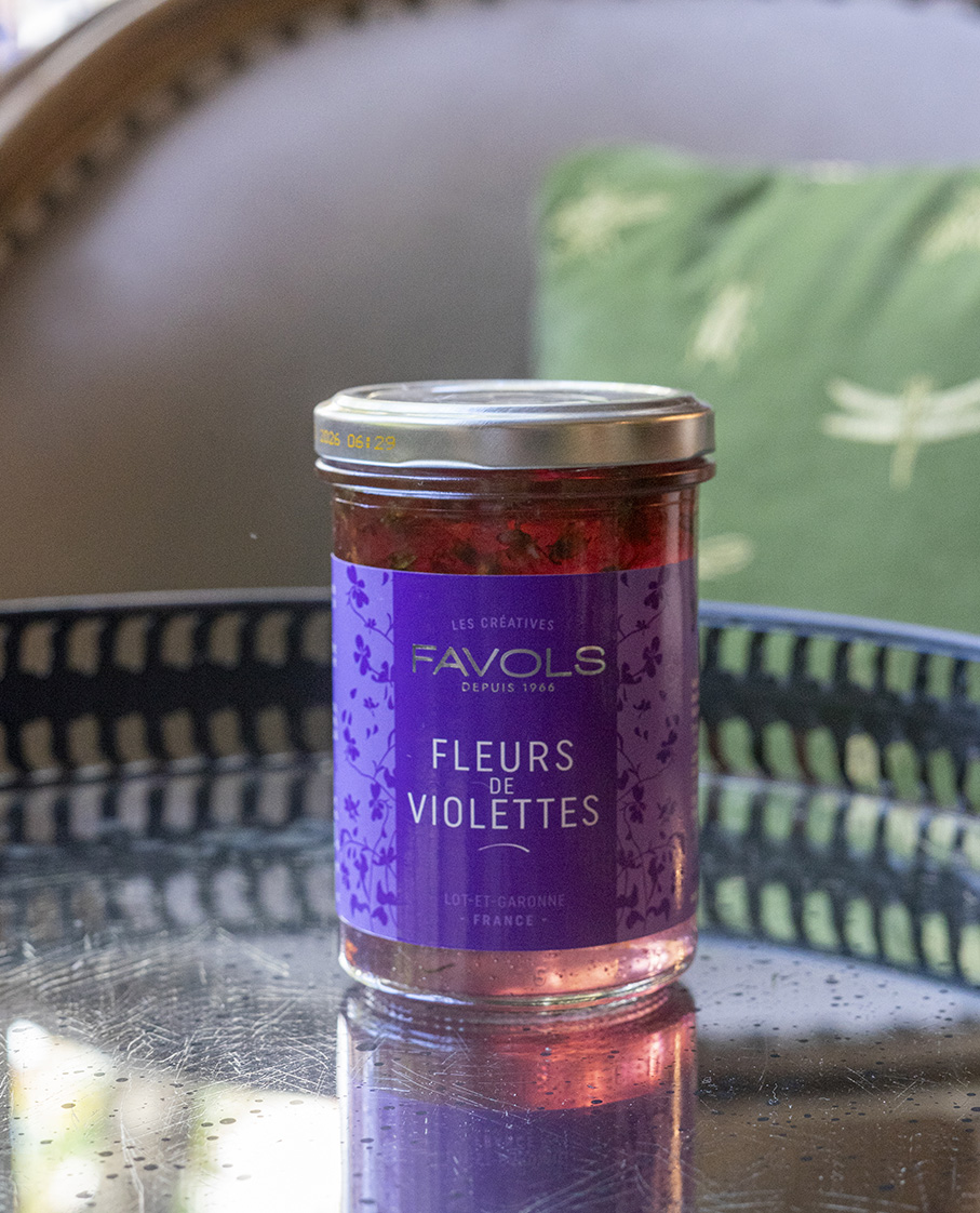 Cesta té, violetas y flores
